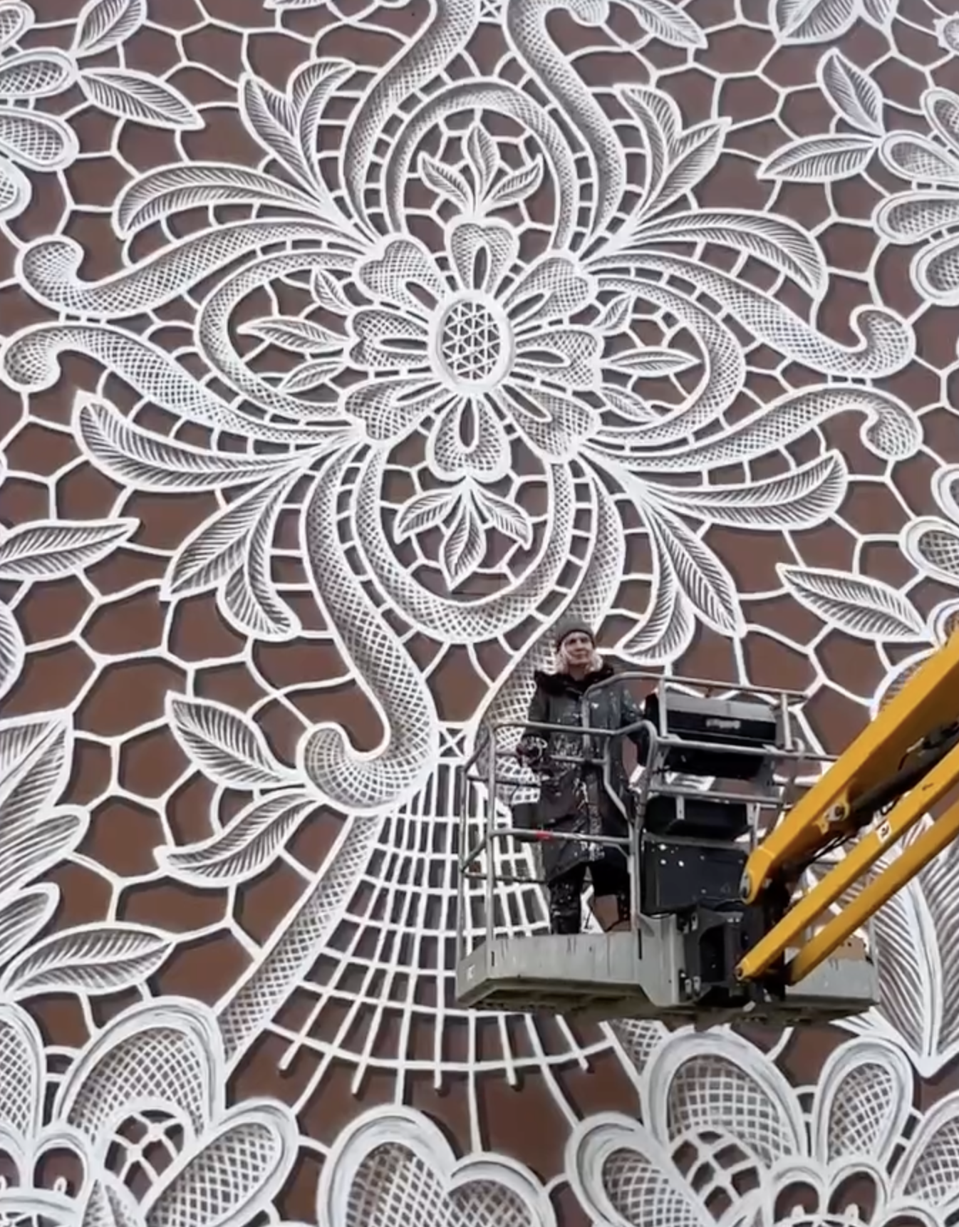 Artista NeSpoon celebra el legado textil de Łódź con un monumental mural inspirado en encajes históricos